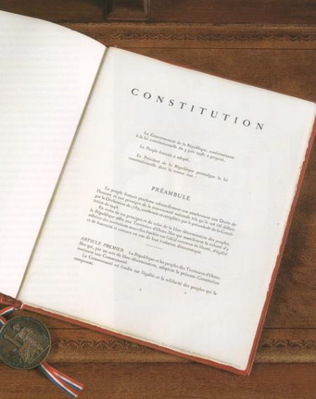 Triste anniversaire de la V�me R�publique hier � l'Institut